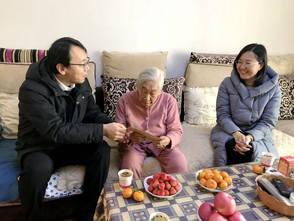 我公司領導春節(jié)前夕走訪慰問離退休職工及困難職工